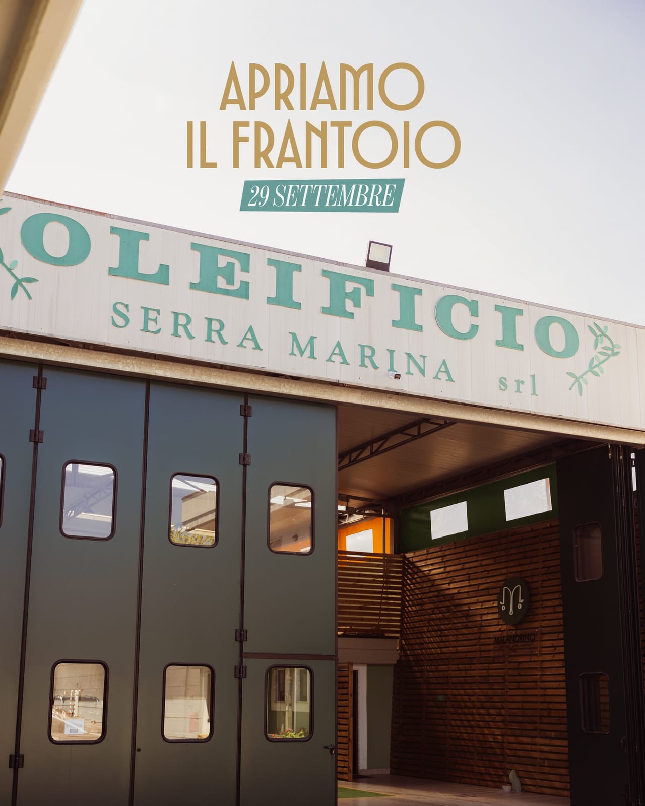 L'ingresso del frantoio Serra Marina, con l'insegna verde menta.