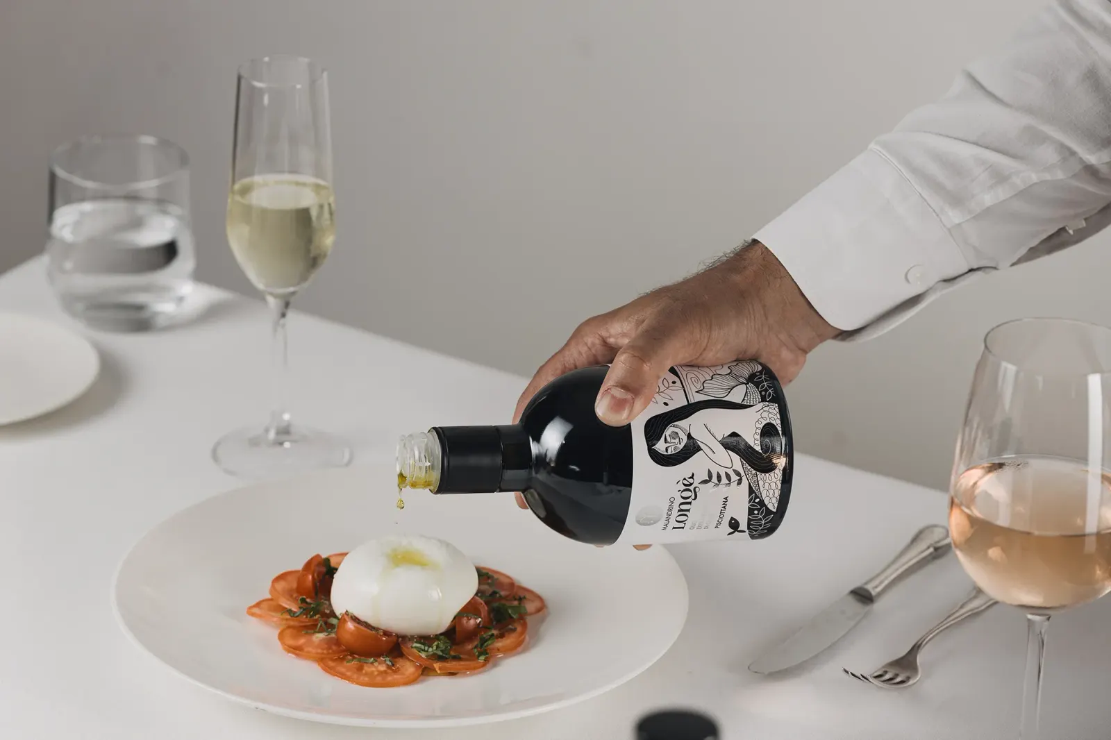 Insalata caprese con un filo di olio extravergine versato sopra.