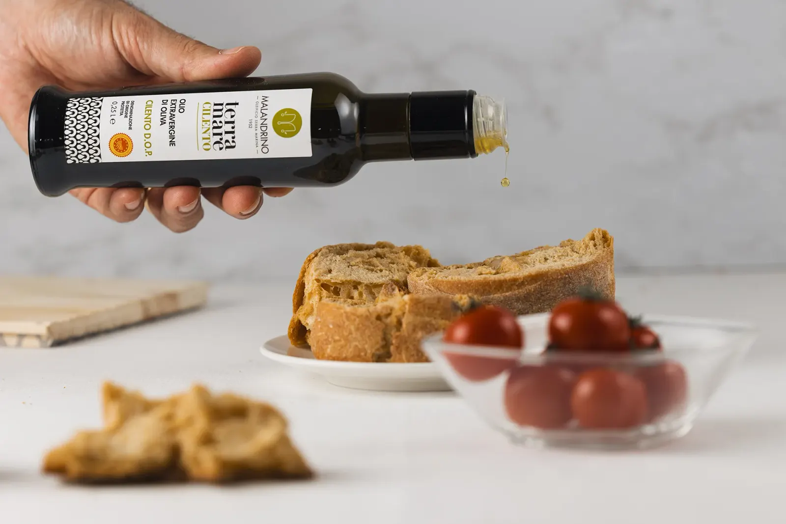 Olio extravergine versato su una fetta di pane caldo abbrustolito.