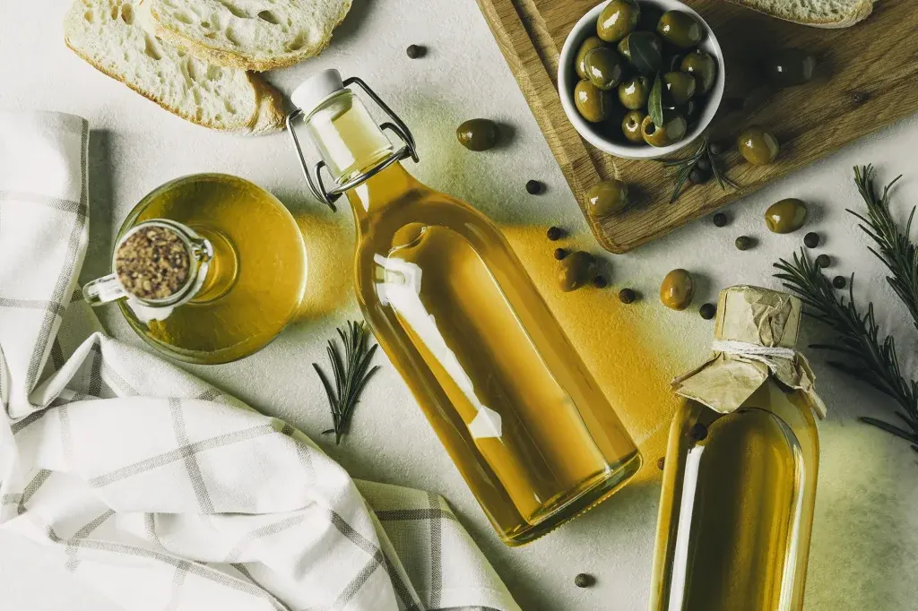 Dettaglio dell'etichetta di una bottiglia di olio extravergine di oliva.